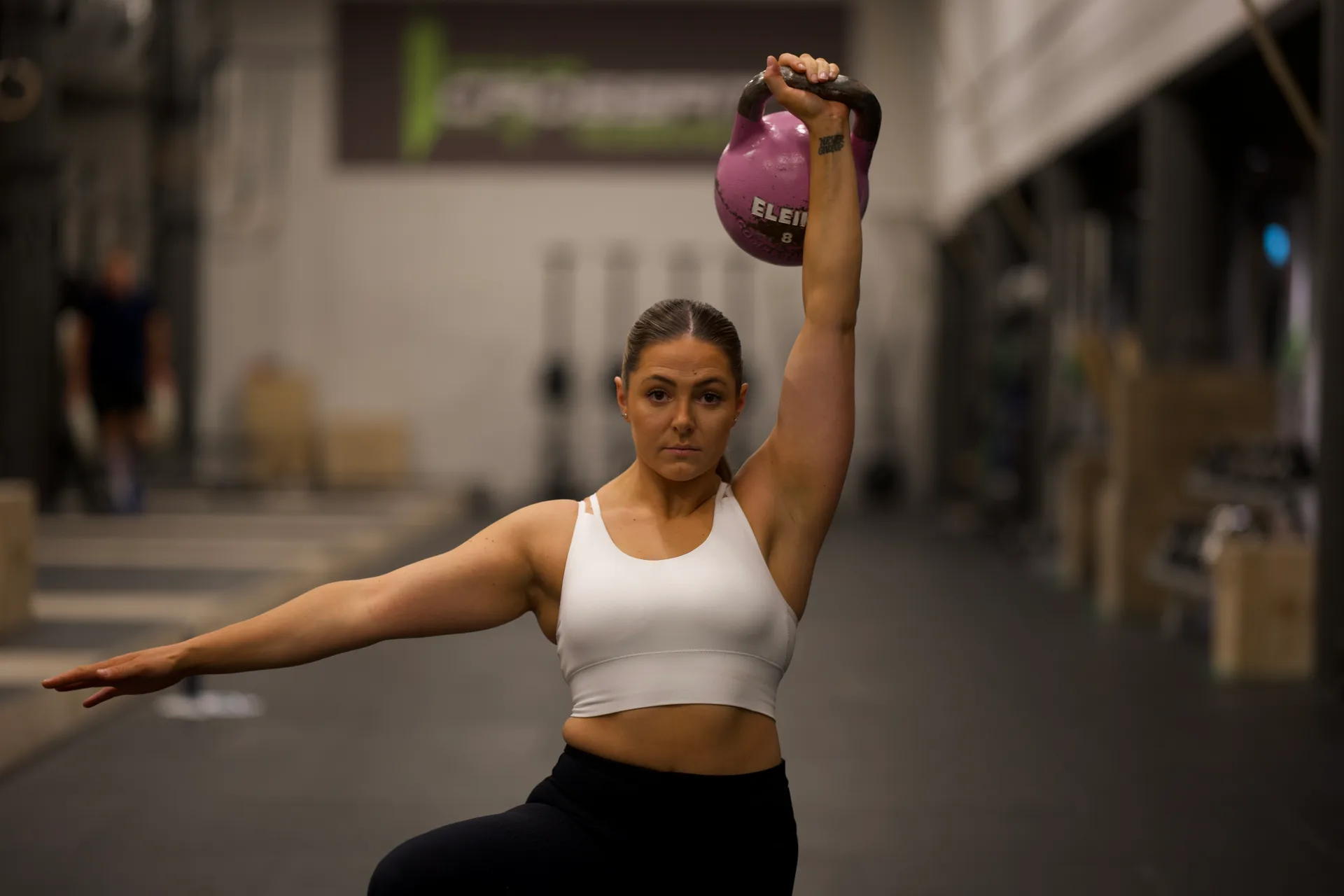 Moa utför kettlebell snatch